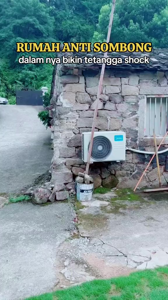 Dari luar mirip pos kamling, 8 potret ruang tamu rumah ini bak tempat karaoke eksklusif bikin melongo