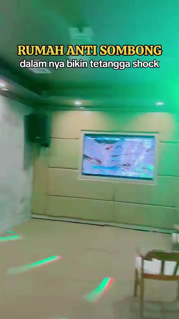 Dari luar mirip pos kamling, 8 potret ruang tamu rumah ini bak tempat karaoke eksklusif bikin melongo