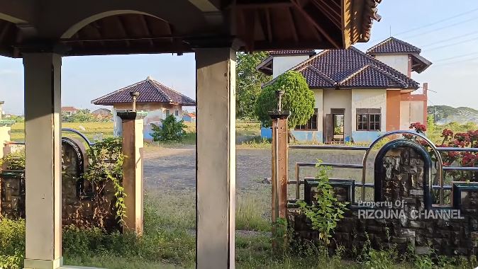 Pernah punya rumah megah 2 hektar dekat sawah, 11 potret rumah Iis Dahlia ini tak terurus