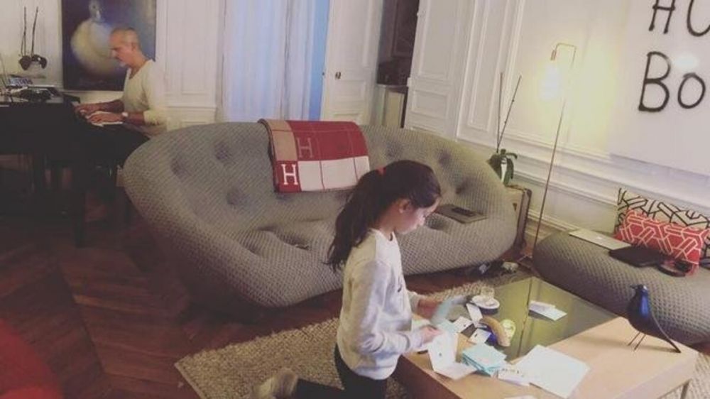 11 Potret apartemen Anggun C. Sasmi di Prancis, tatanannya unik, perpustakaan nyatu dengan ruang makan