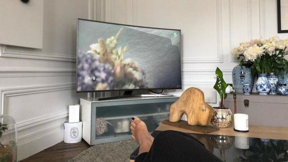 11 Potret apartemen Anggun C. Sasmi di Prancis, tatanannya unik, perpustakaan nyatu dengan ruang makan