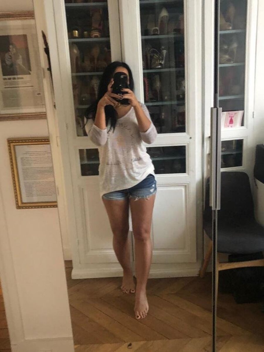 11 Potret apartemen Anggun C. Sasmi di Prancis, tatanannya unik, perpustakaan nyatu dengan ruang makan