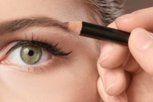 Tak usah repot pakai eyebrow pencil, begini trik bikin alis tampak tebal hanya pakai 1 bahan rempah