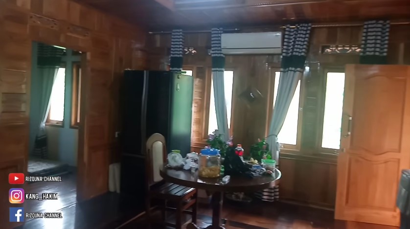 Di tengah sawah dari luar sederhana, ternyata rumah ini harganya Rp 1 M, 9 potretnya bikin mupeng