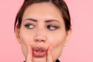 Cara cerahkan bibir gelap secara alami pakai 1 jenis bahan pemanis, auto jadi pink mirip Barbie