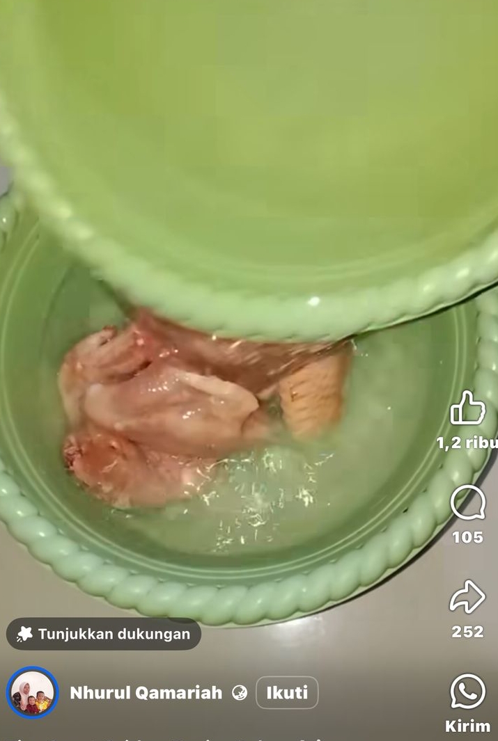 Tak perlu direndam air panas, begini cara mencairkan daging beku pakai 2 bahan dapur