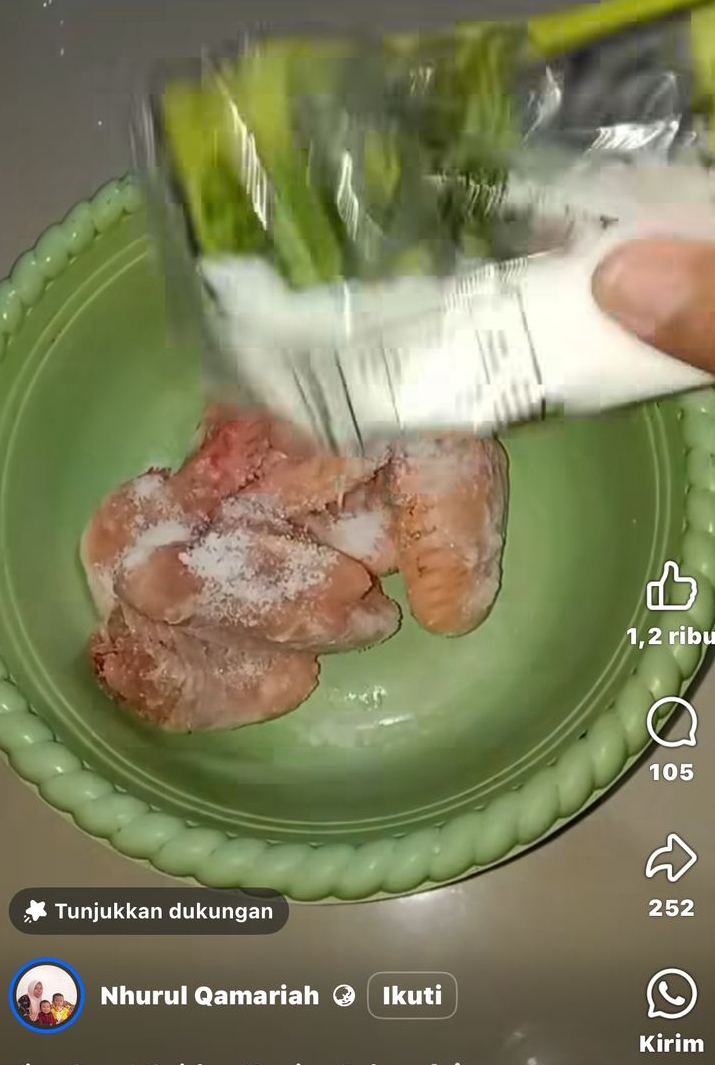 Tak perlu direndam air panas, begini cara mencairkan daging beku pakai 2 bahan dapur