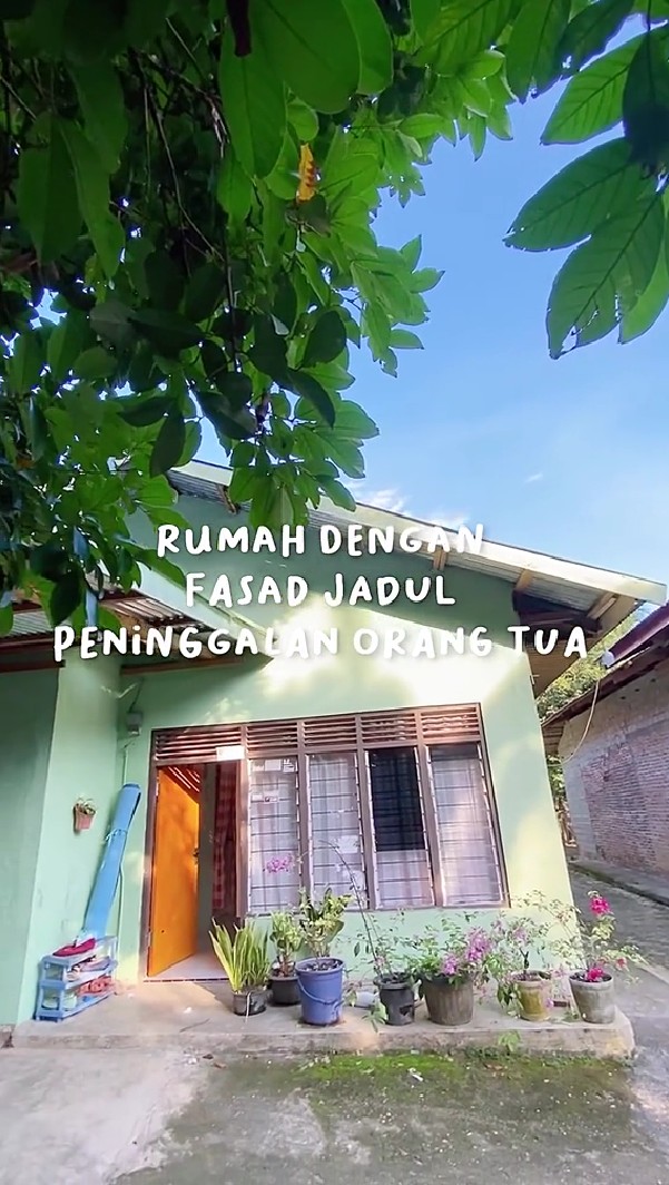 Rumah di pelosok desa ini fasadnya jadul, 10 potret interiornya meski sederhana tapi estetik