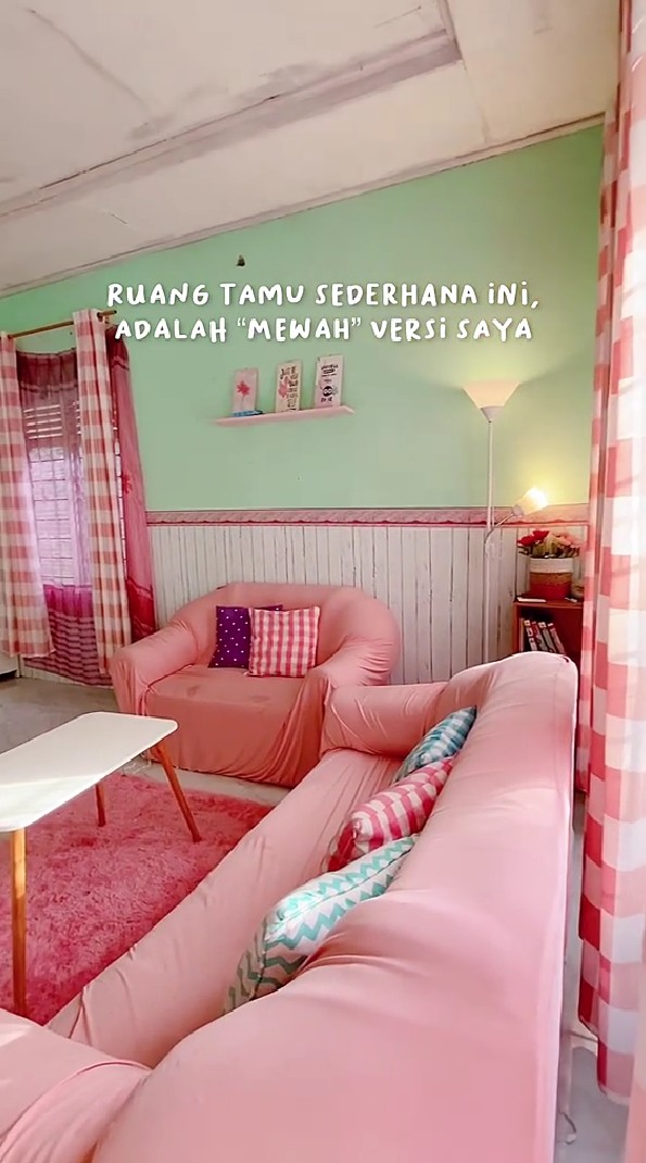 Rumah di pelosok desa ini fasadnya jadul, 10 potret interiornya meski sederhana tapi estetik