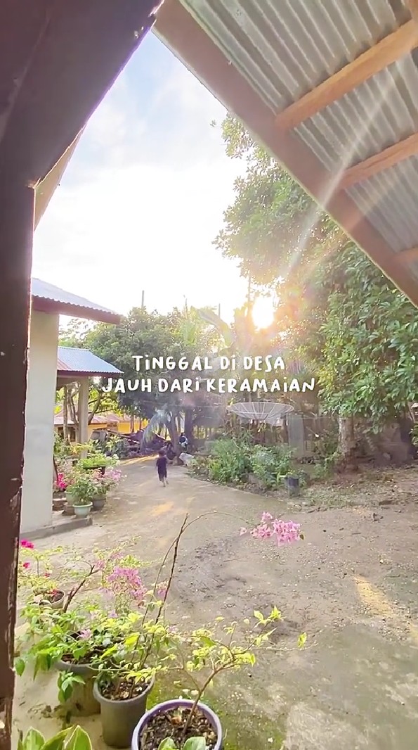 Rumah di pelosok desa ini fasadnya jadul, 10 potret interiornya meski sederhana tapi estetik