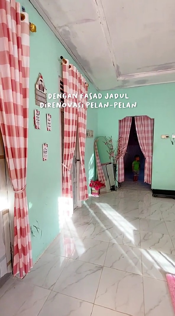 Rumah di pelosok desa ini fasadnya jadul, 10 potret interiornya meski sederhana tapi estetik