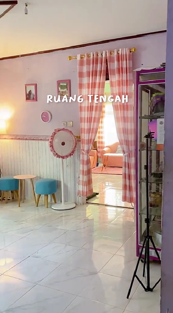 Rumah di pelosok desa ini fasadnya jadul, 10 potret interiornya meski sederhana tapi estetik