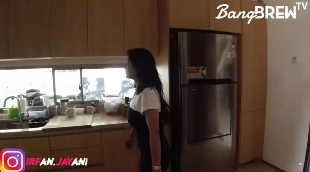 Dulu tidur di kos triplek kini rumahnya Rp30 m, 9 potret dapur kotor Dewi Perssik sumpek full perabot