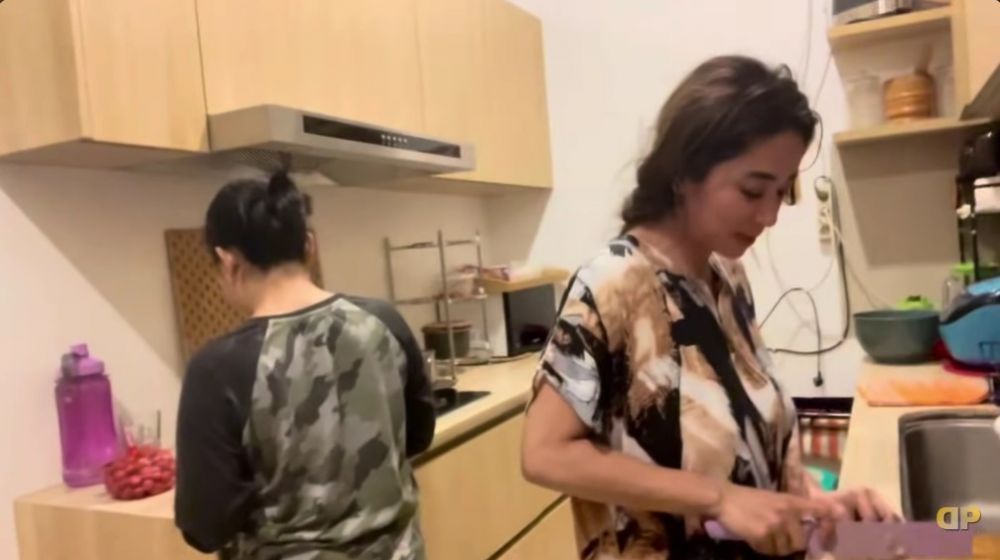 Dulu tidur di kos triplek kini rumahnya Rp30 m, 9 potret dapur kotor Dewi Perssik sumpek full perabot