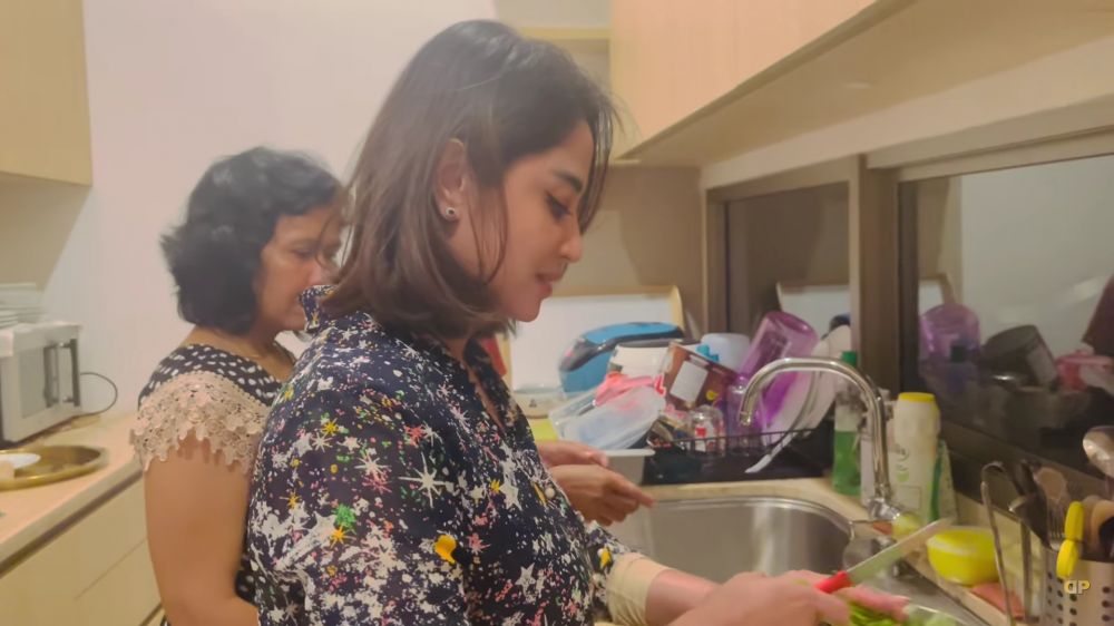 Dulu tidur di kos triplek kini rumahnya Rp30 m, 9 potret dapur kotor Dewi Perssik sumpek full perabot