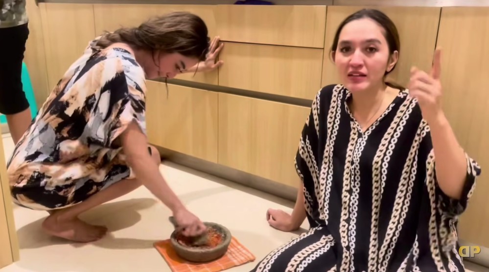 Dulu tidur di kos triplek kini rumahnya Rp30 m, 9 potret dapur kotor Dewi Perssik sumpek full perabot