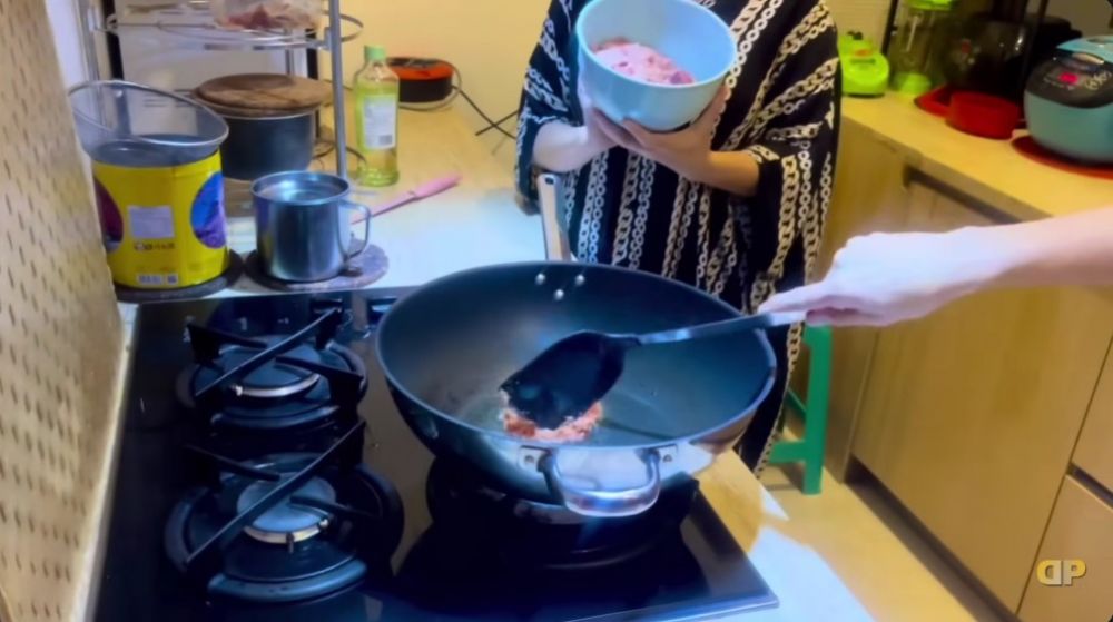 Dulu tidur di kos triplek kini rumahnya Rp30 m, 9 potret dapur kotor Dewi Perssik sumpek full perabot