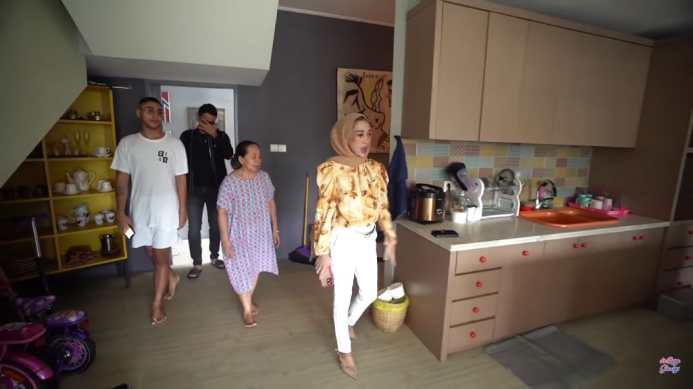Pernah diusir dari kontrakan kini punya rumah mewah, 9 potret interior dapur Reza Gladys ala restoran