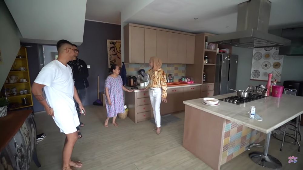 Pernah diusir dari kontrakan kini punya rumah mewah, 9 potret interior dapur Reza Gladys ala restoran