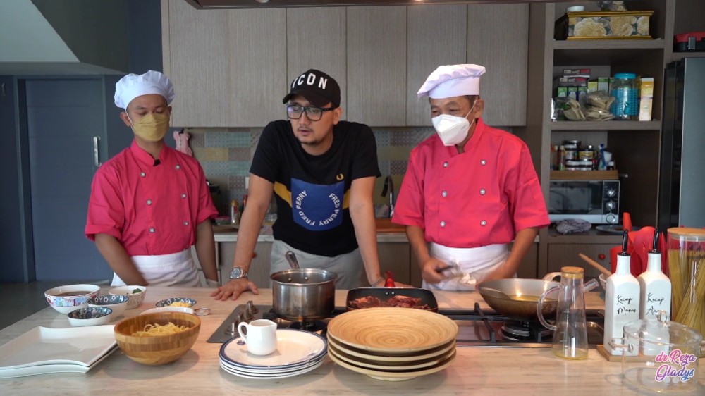 Pernah diusir dari kontrakan kini punya rumah mewah, 9 potret interior dapur Reza Gladys ala restoran