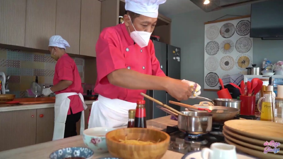 Pernah diusir dari kontrakan kini punya rumah mewah, 9 potret interior dapur Reza Gladys ala restoran