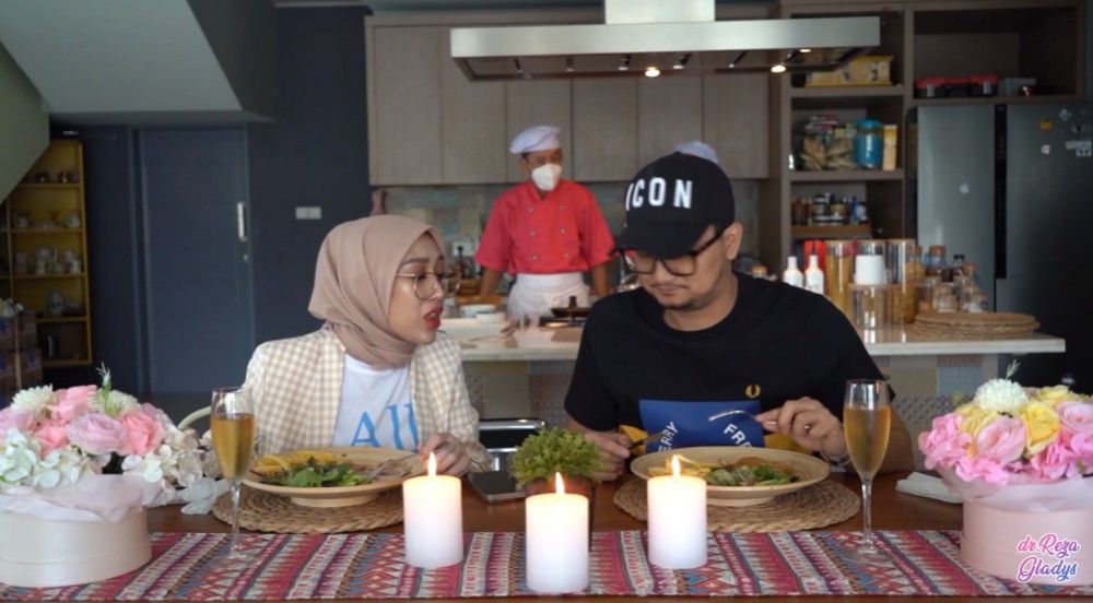Pernah diusir dari kontrakan kini punya rumah mewah, 9 potret interior dapur Reza Gladys ala restoran