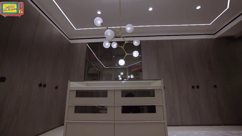 Banyak barang branded bak butik elit tapi jarang dipakai, intip 11 potret walk in closet Maia Estianty