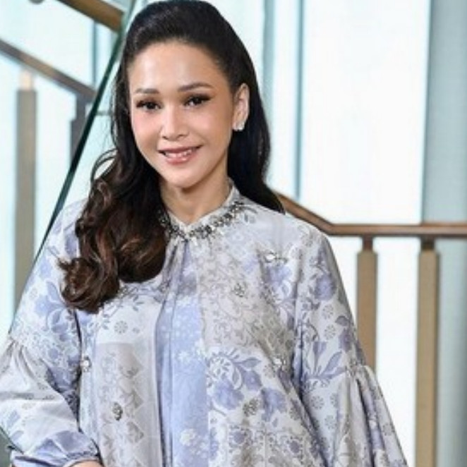 Banyak barang branded bak butik elit tapi jarang dipakai, intip 11 potret walk in closet Maia Estianty