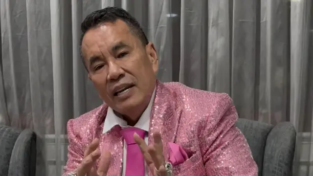 Hotman Paris berobat ke Singapura bukan karena digigit berang-berang, tapi karena ini