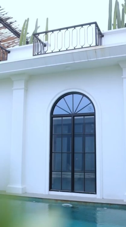 Kamar mandi Shireen Sungkar berjendela smart glass, intip 11 potretnya, bisa jadi spot pemotretan kece