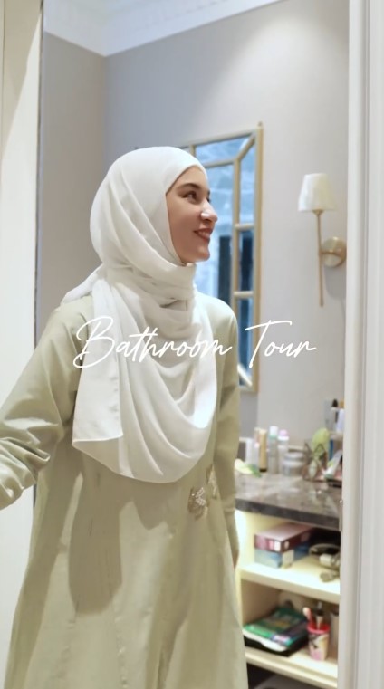 Kamar mandi Shireen Sungkar berjendela smart glass, intip 11 potretnya, bisa jadi spot pemotretan kece
