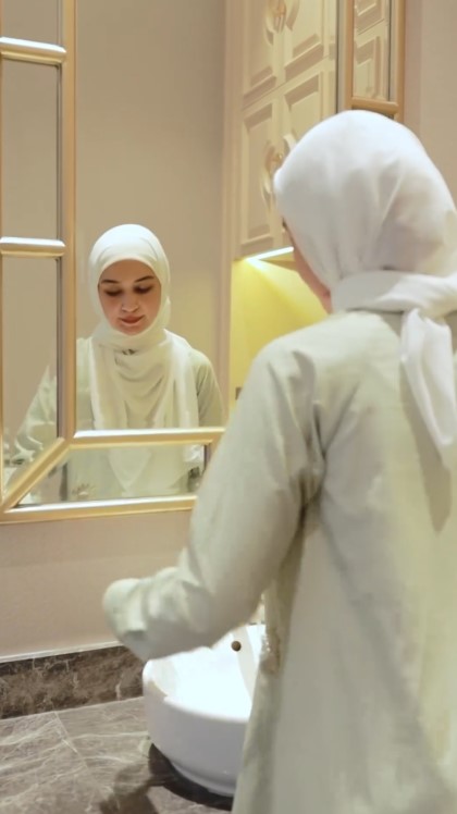 Kamar mandi Shireen Sungkar berjendela smart glass, intip 11 potretnya, bisa jadi spot pemotretan kece