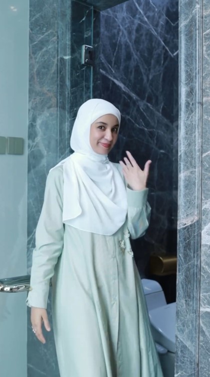 Kamar mandi Shireen Sungkar berjendela smart glass, intip 11 potretnya, bisa jadi spot pemotretan kece