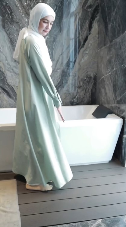 Kamar mandi Shireen Sungkar berjendela smart glass, intip 11 potretnya, bisa jadi spot pemotretan kece