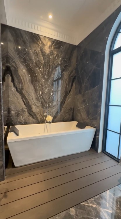 Kamar mandi Shireen Sungkar berjendela smart glass, intip 11 potretnya, bisa jadi spot pemotretan kece