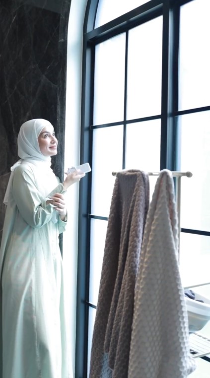 Kamar mandi Shireen Sungkar berjendela smart glass, intip 11 potretnya, bisa jadi spot pemotretan kece