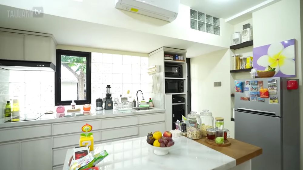 Estetik dan unik, begini 9 potret pantry di rumah Bimbim Slank, nyaman buat kumpul keluarga