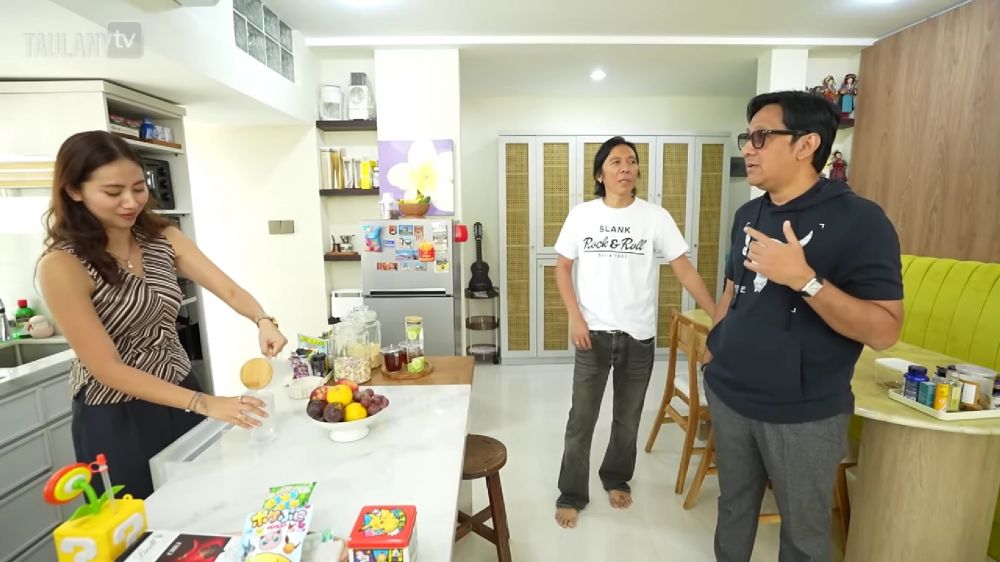 Estetik dan unik, begini 9 potret pantry di rumah Bimbim Slank, nyaman buat kumpul keluarga