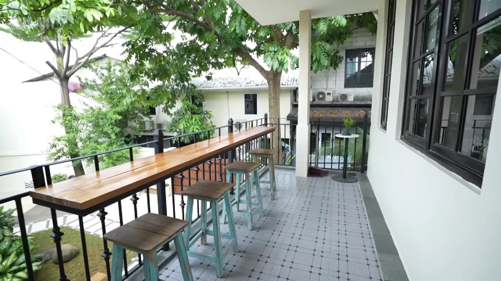 Estetik dan unik, begini 9 potret pantry di rumah Bimbim Slank, nyaman buat kumpul keluarga