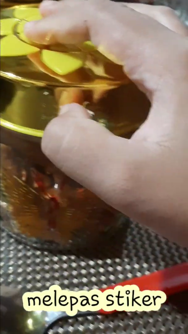 Trik simpel melepas stiker di toples tanpa dioles minyak kayu putih, ampuh tak meninggalkan bekas lem