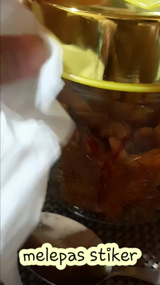 Trik simpel melepas stiker di toples tanpa dioles minyak kayu putih, ampuh tak meninggalkan bekas lem