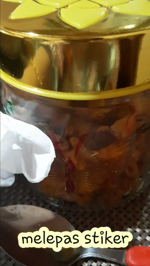 Trik simpel melepas stiker di toples tanpa dioles minyak kayu putih, ampuh tak meninggalkan bekas lem