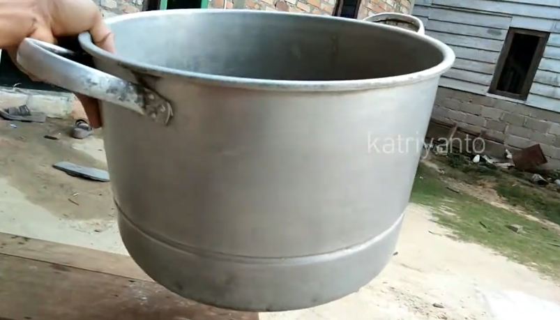 Trik praktis atas permukaan panci berlubang agar bisa dipakai lagi tanpa ditambal bahan apa pun