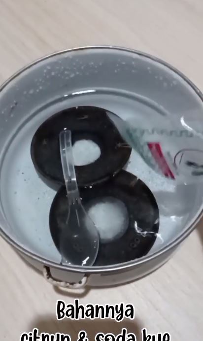 Trik bersihkan kerak hitam burner kompor agar kinclong lagi tanpa disikat kuat, pakai 1 bahan dapur