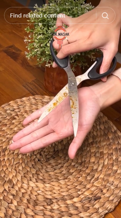 Trik agar karat gunting bersih hilang dalam sekali usap, jadi baru lagi pakai 1 peralatan mandi