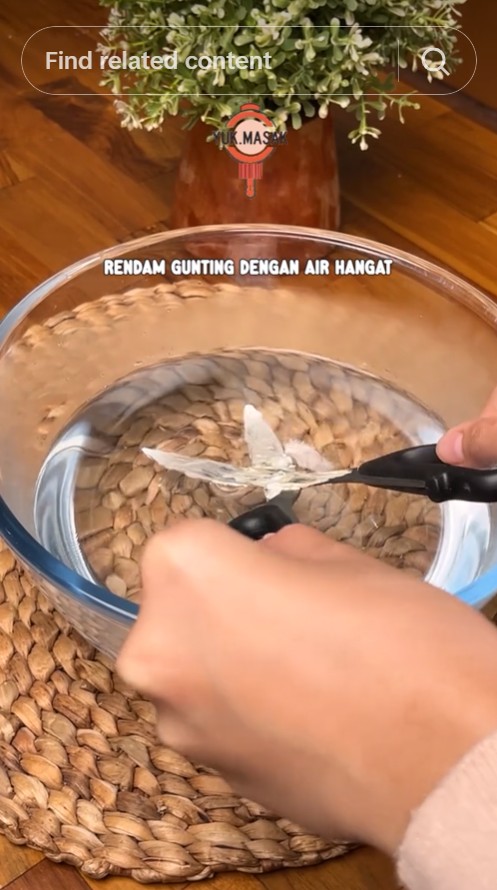 Trik agar karat gunting bersih hilang dalam sekali usap, jadi baru lagi pakai 1 peralatan mandi