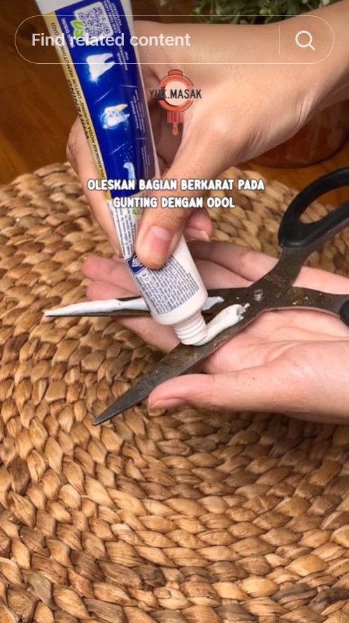 Trik agar karat gunting bersih hilang dalam sekali usap, jadi baru lagi pakai 1 peralatan mandi