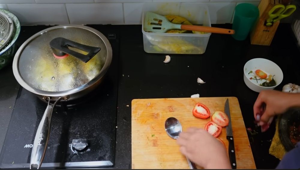 Ngontrak awal nikah kini rumahnya 3 lantai, 9 potret dapur kotor Indah Permatasari mungil cuma segaris