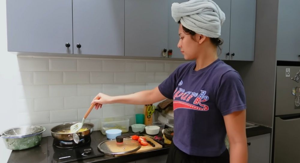 Ngontrak awal nikah kini rumahnya 3 lantai, 9 potret dapur kotor Indah Permatasari mungil cuma segaris