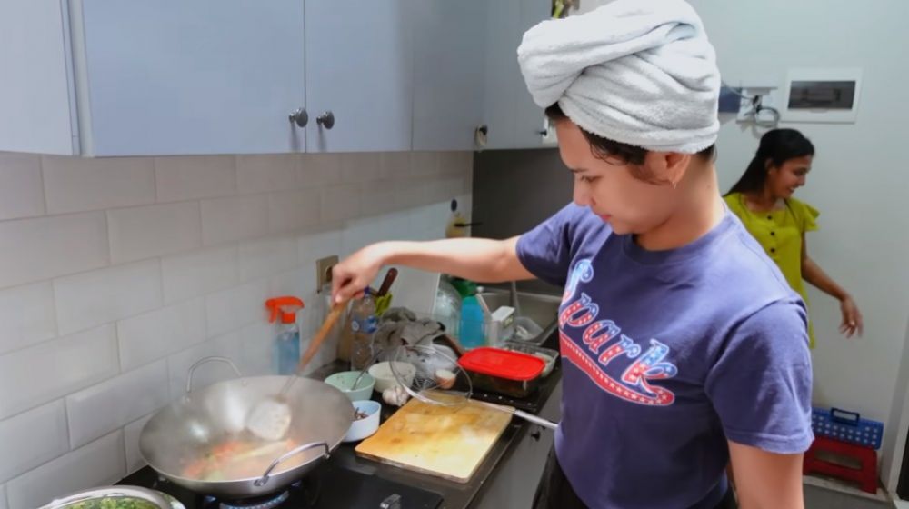 Ngontrak awal nikah kini rumahnya 3 lantai, 9 potret dapur kotor Indah Permatasari mungil cuma segaris